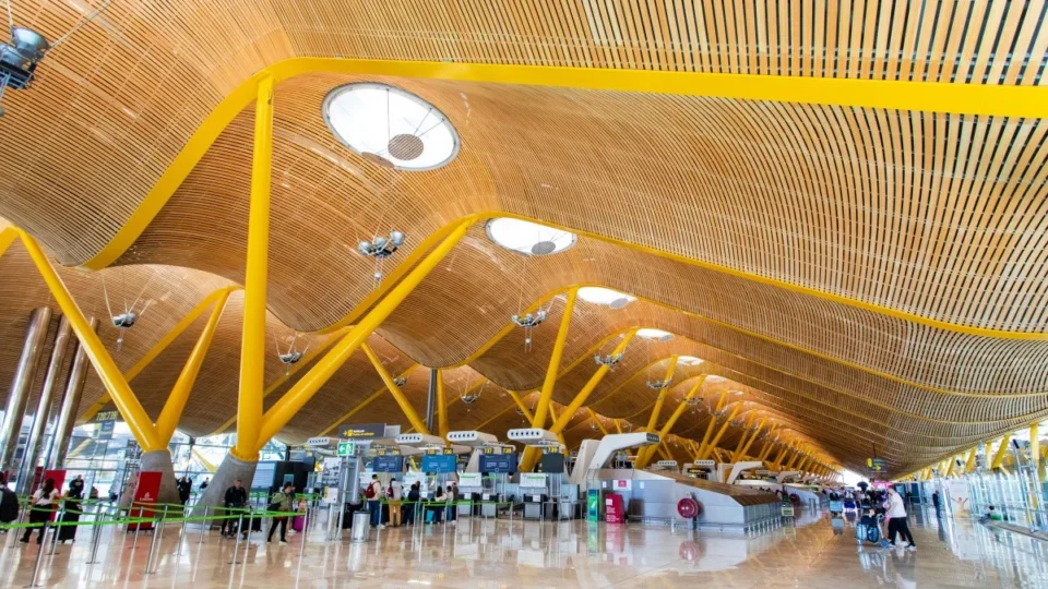 España vuela más alto: Aena roza los 191 millones de pasajeros y vuelve a dejar corta su previsión