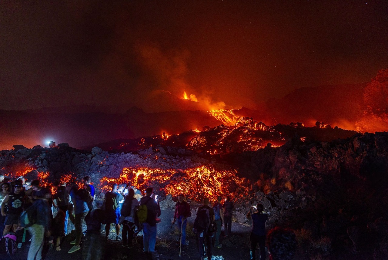 Vuelos cancelados, precios disparados y más de 100.000 viajeros afectados: así golpea la erupción del Etna al turismo en Sicilia