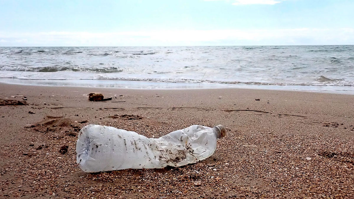 Las botellas de plástico y sus tapones son los objetos más encontrados en las playas