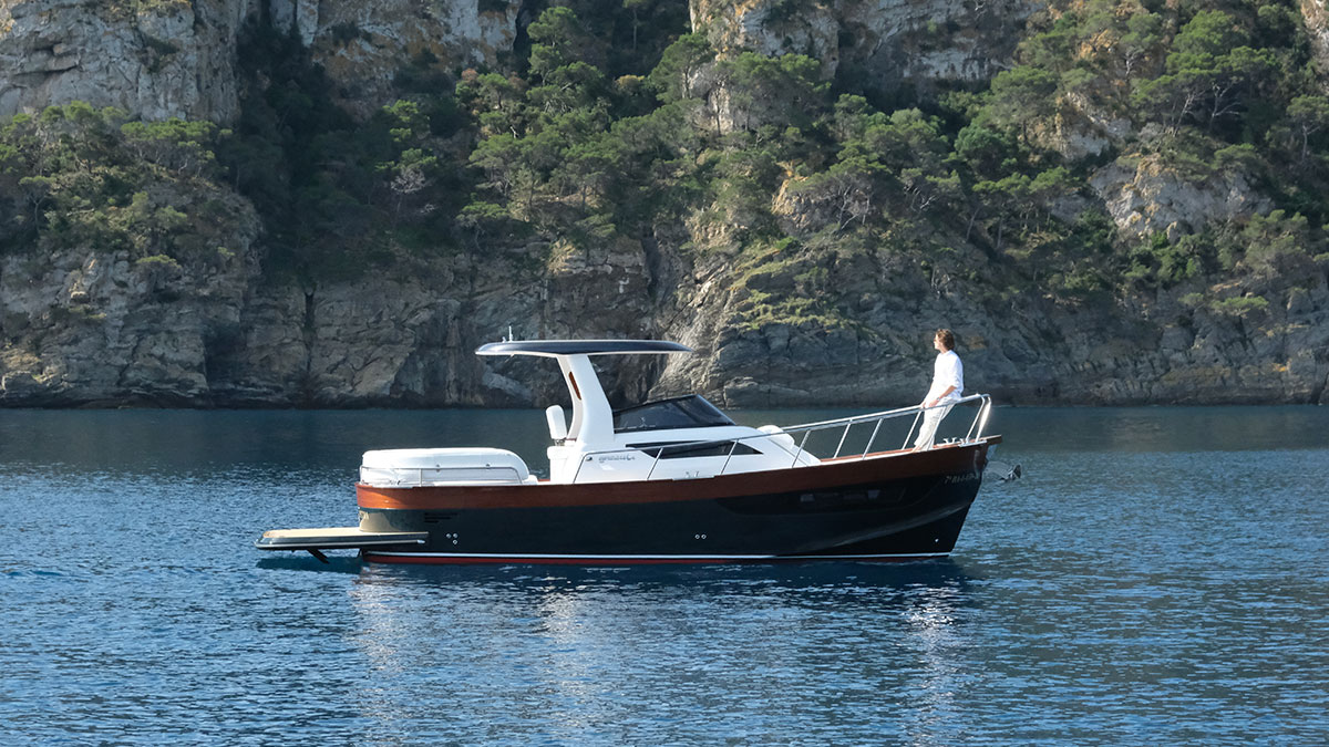 Girbau Boats presenta la G31 con Hard Top: protección y confort sin límites