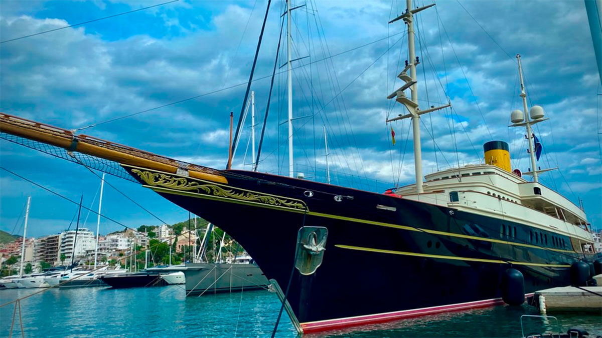 Llega a Palma el Nero, réplica del legendario Corsair IV