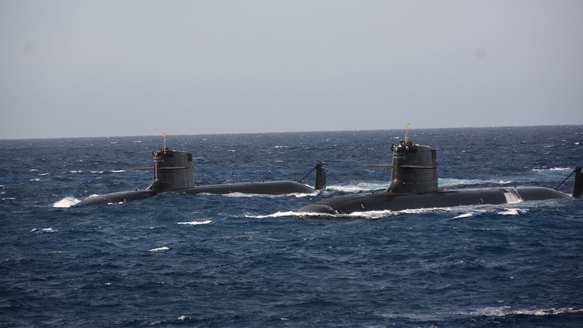 Los dos primeros submarinos S-80 de la Armada navegan juntos por primera vez frente a Cartagena