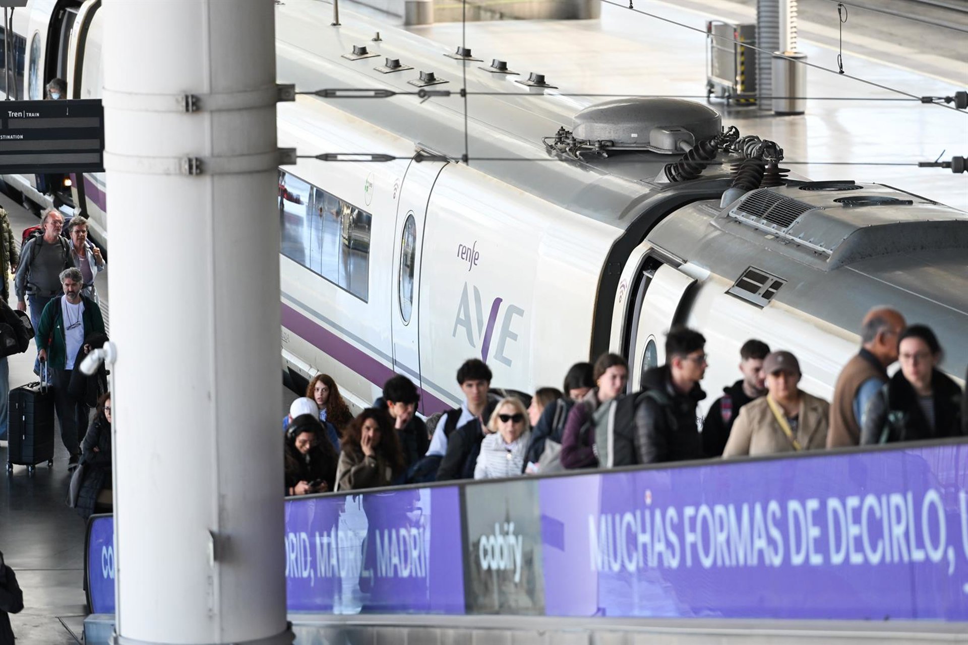 Los usuarios del tren de alta velocidad caen un 9,8% en junio y un 15,5% en la primera mitad del año