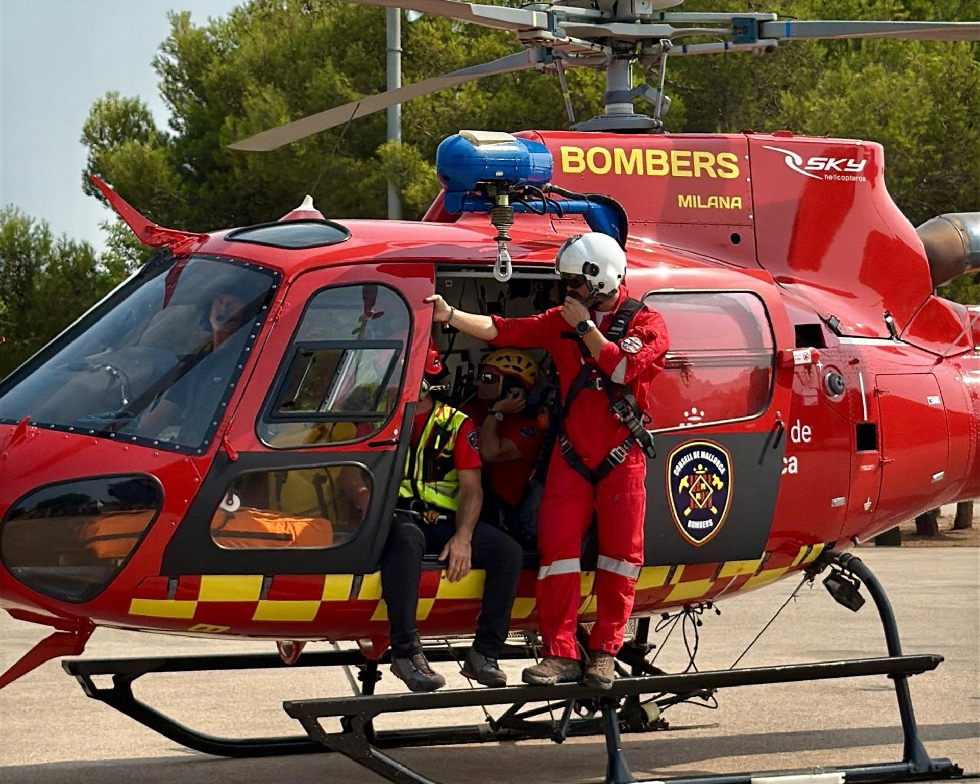 Los Bomberos de Mallorca rescatan a una excursionista tras desmayarse en el puerto de Sóller