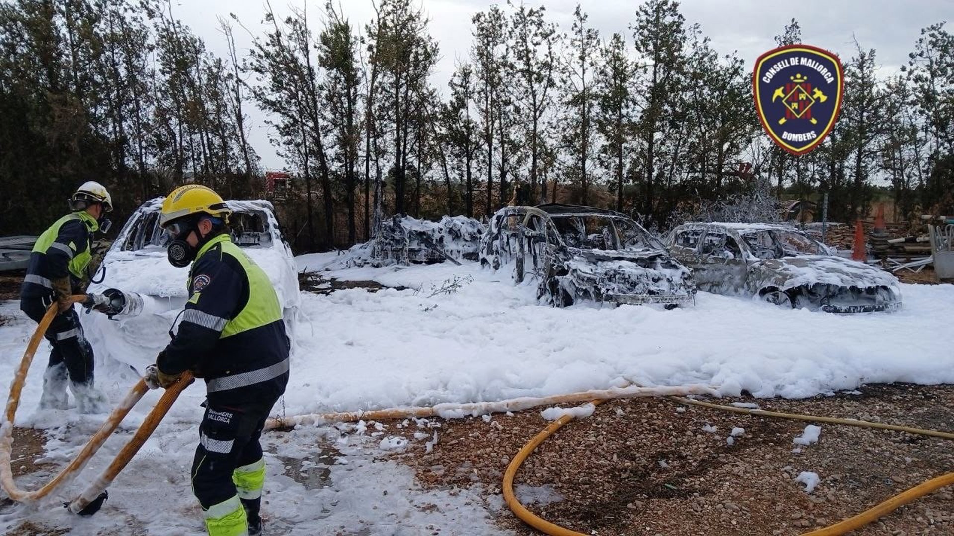 Un incendio entre Inca y Muro quema tres vehículos y diversa maquinaria agrícola