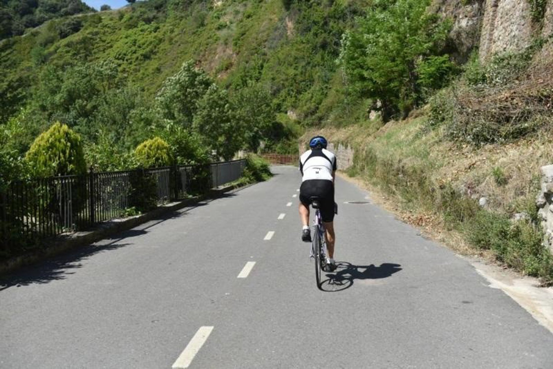 Un ciclista, en estado crítico tras chocar con un coche en la carretera de Lluc
