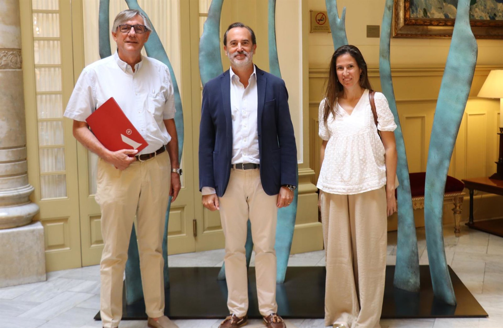 Le Senne recibe en el Parlament al presidente del Colegio de aparejadores y arquitectos técnicos