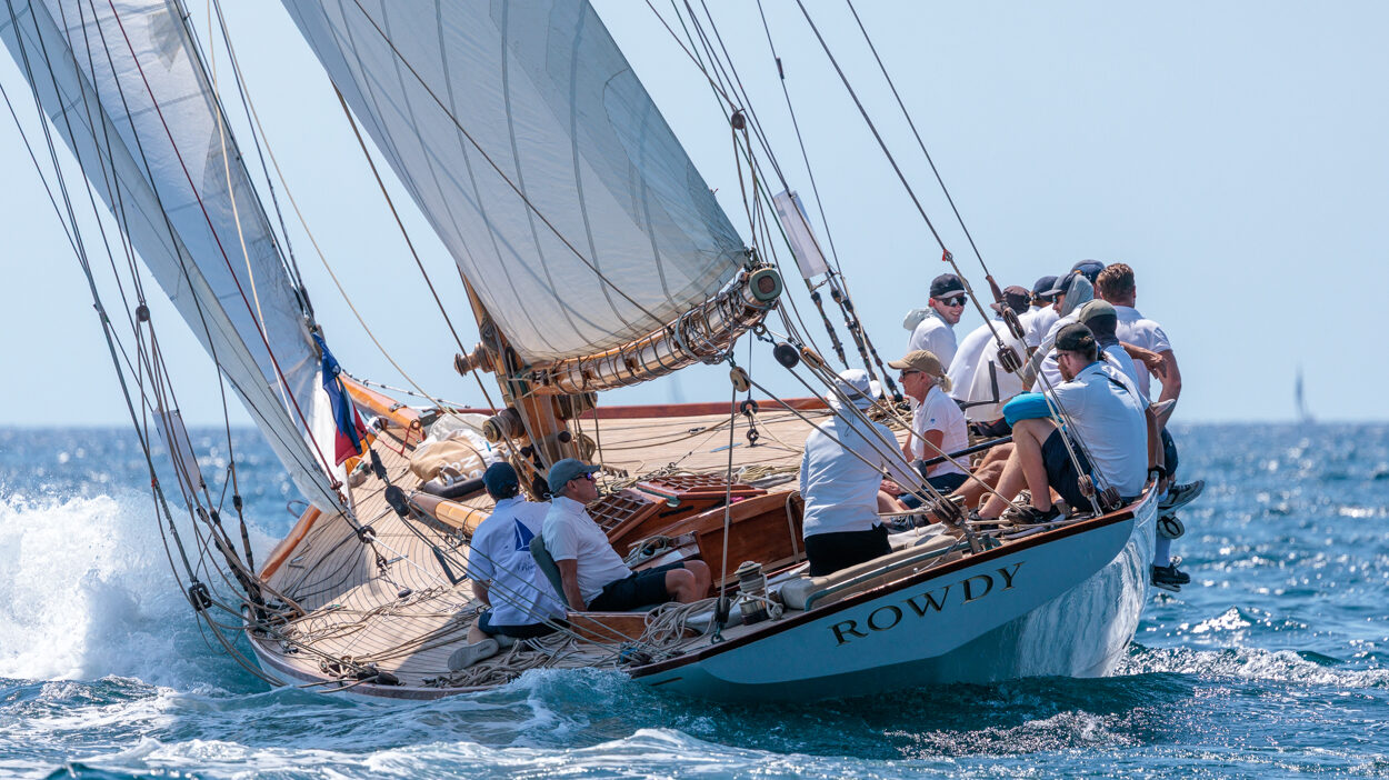 Los líderes se llevan el gato al agua en la regata de las joyas de la vela clásica