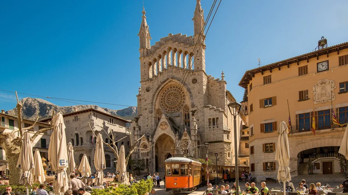 Sóller, la ciutat espanyola més visitada per cotxes de turistes estrangers