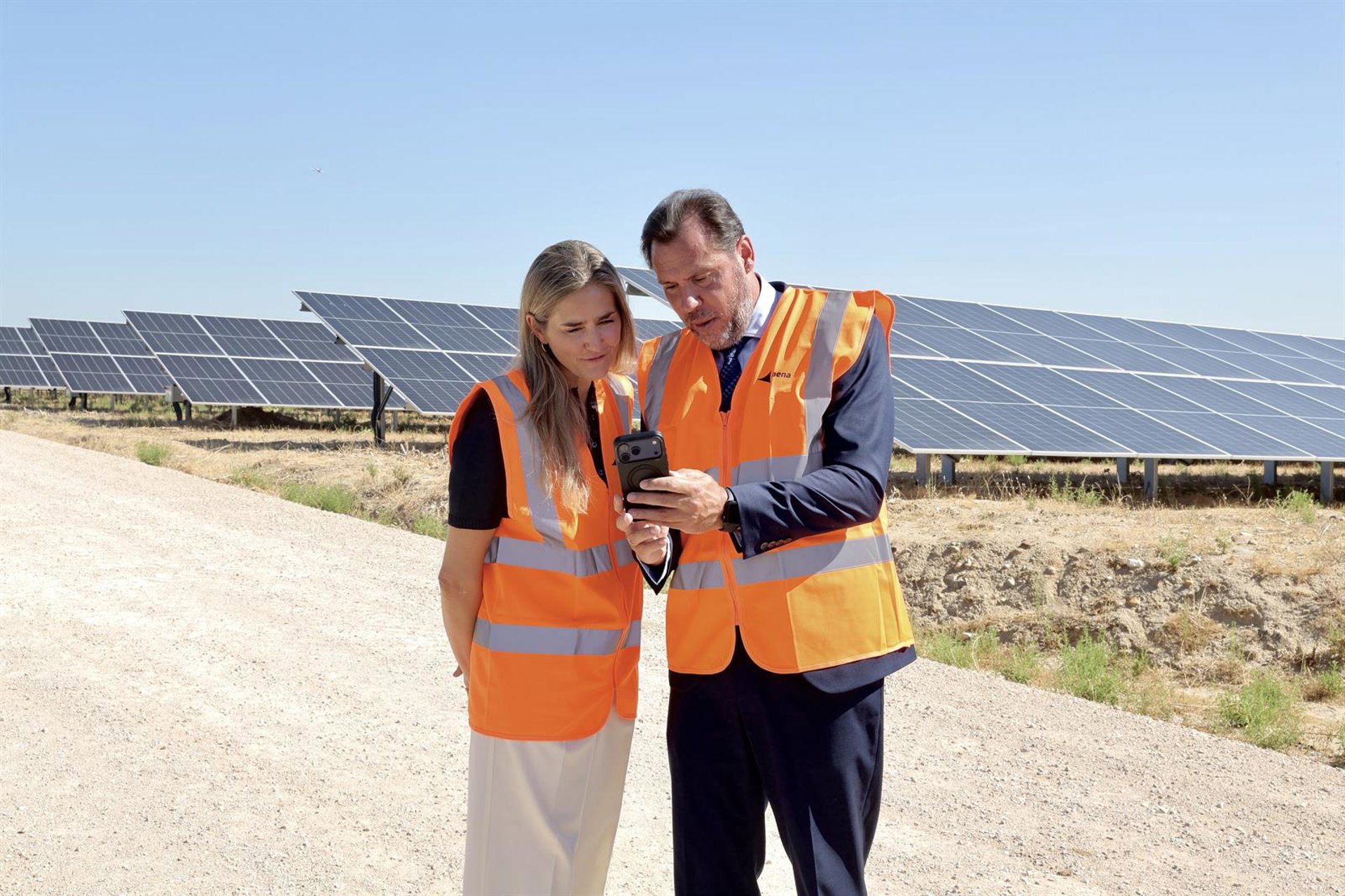Puente y Aagesen visitan el parque fotovoltaico de Madrid-Barajas, que avanza hacia su desarrollo completo