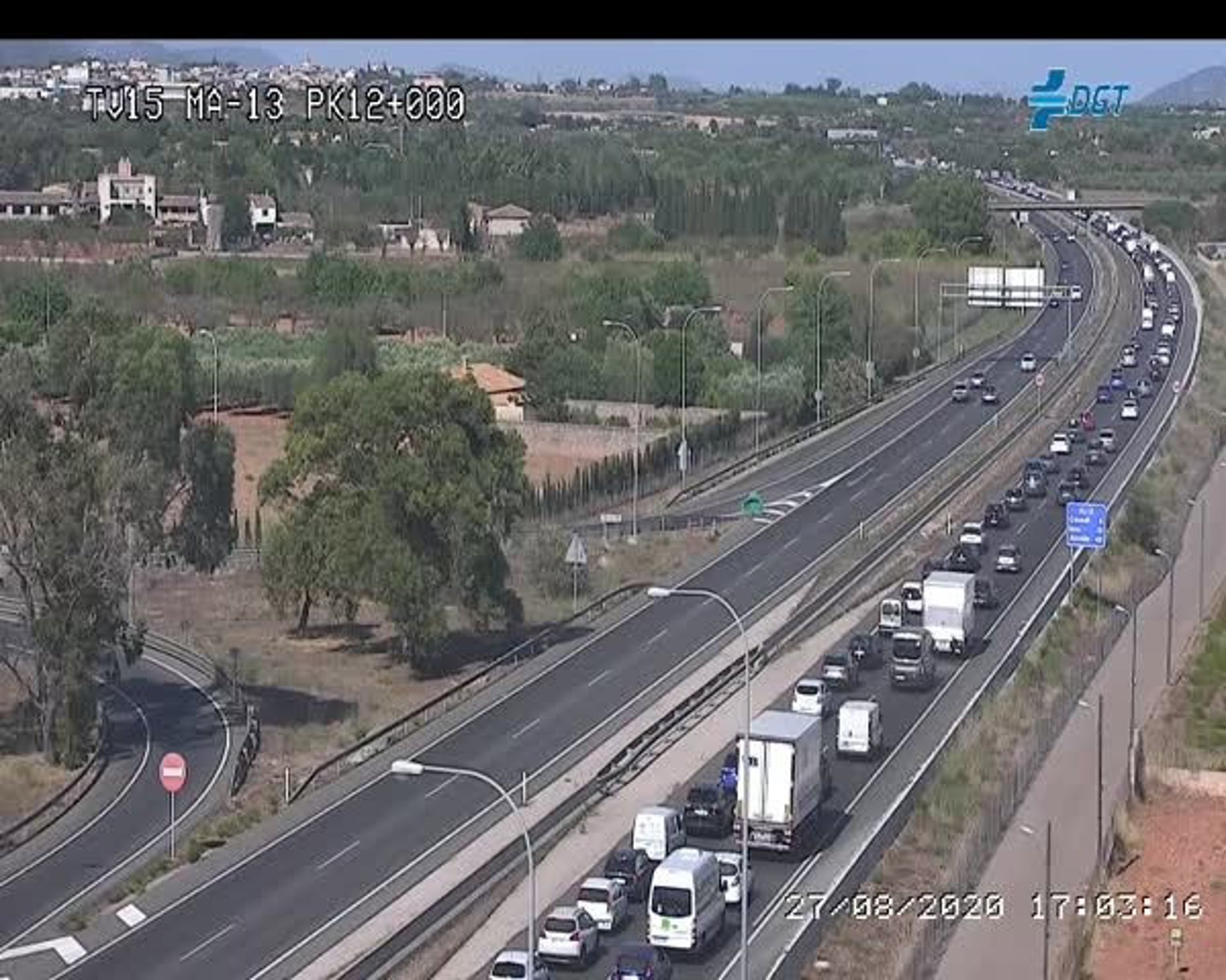 La Ma-13 recupera la normalidad tras el accidente de un camión y las retenciones se reducen a un kilómetro