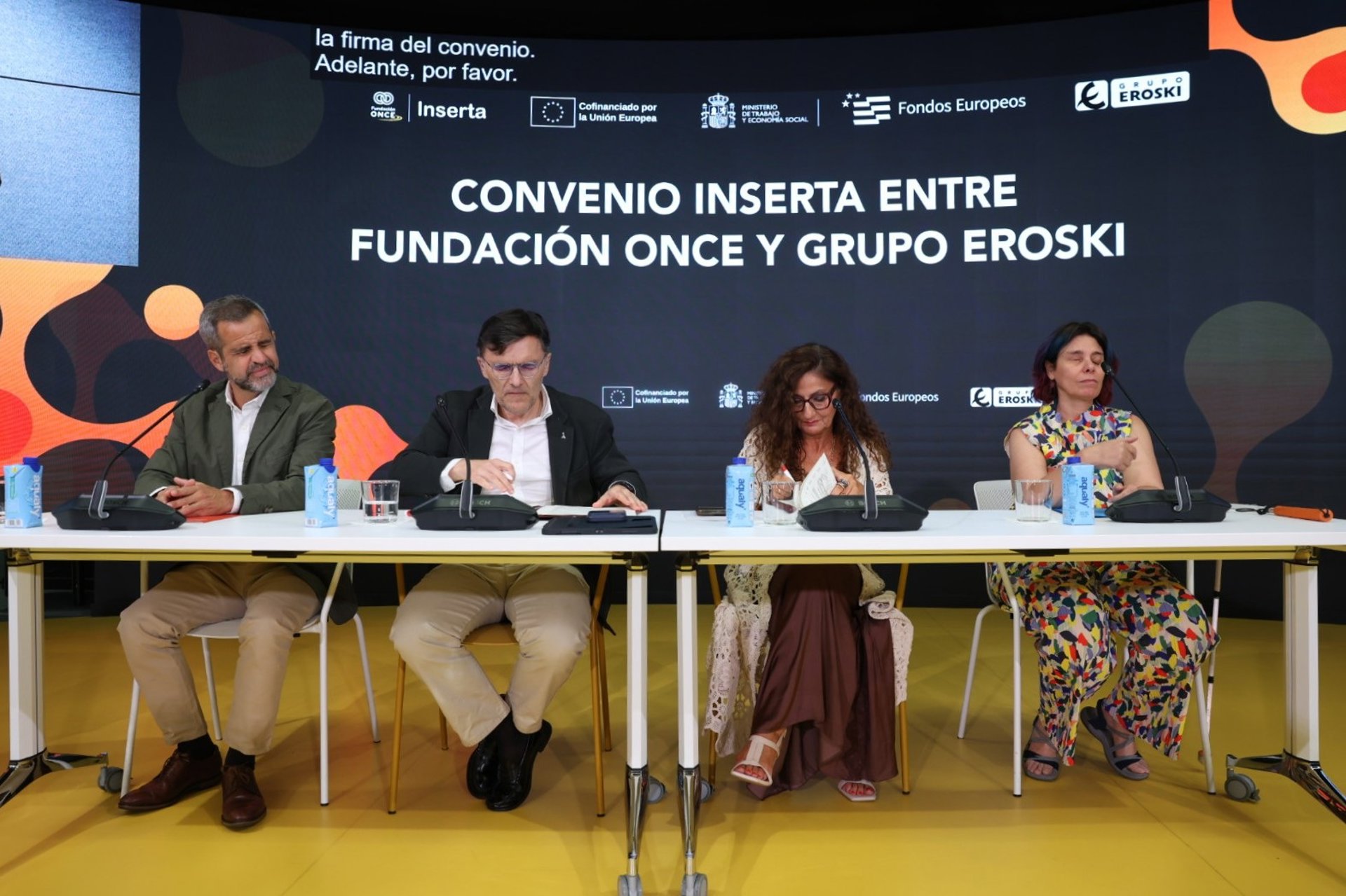 Eroski firma un convenio con ONCE que incluye contratar a 86 personas con discapacidad hasta 2030