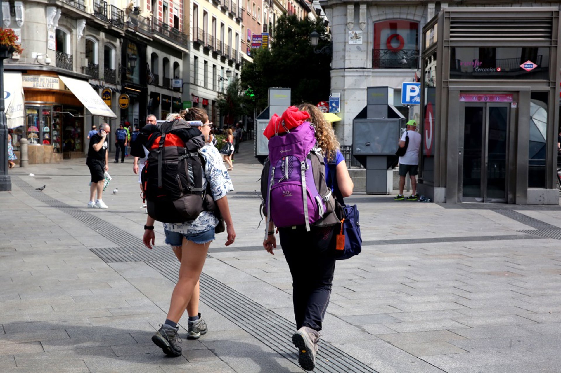 Los españoles realizaron 18,7 millones de viajes en julio, un 0,6% menos que un año antes