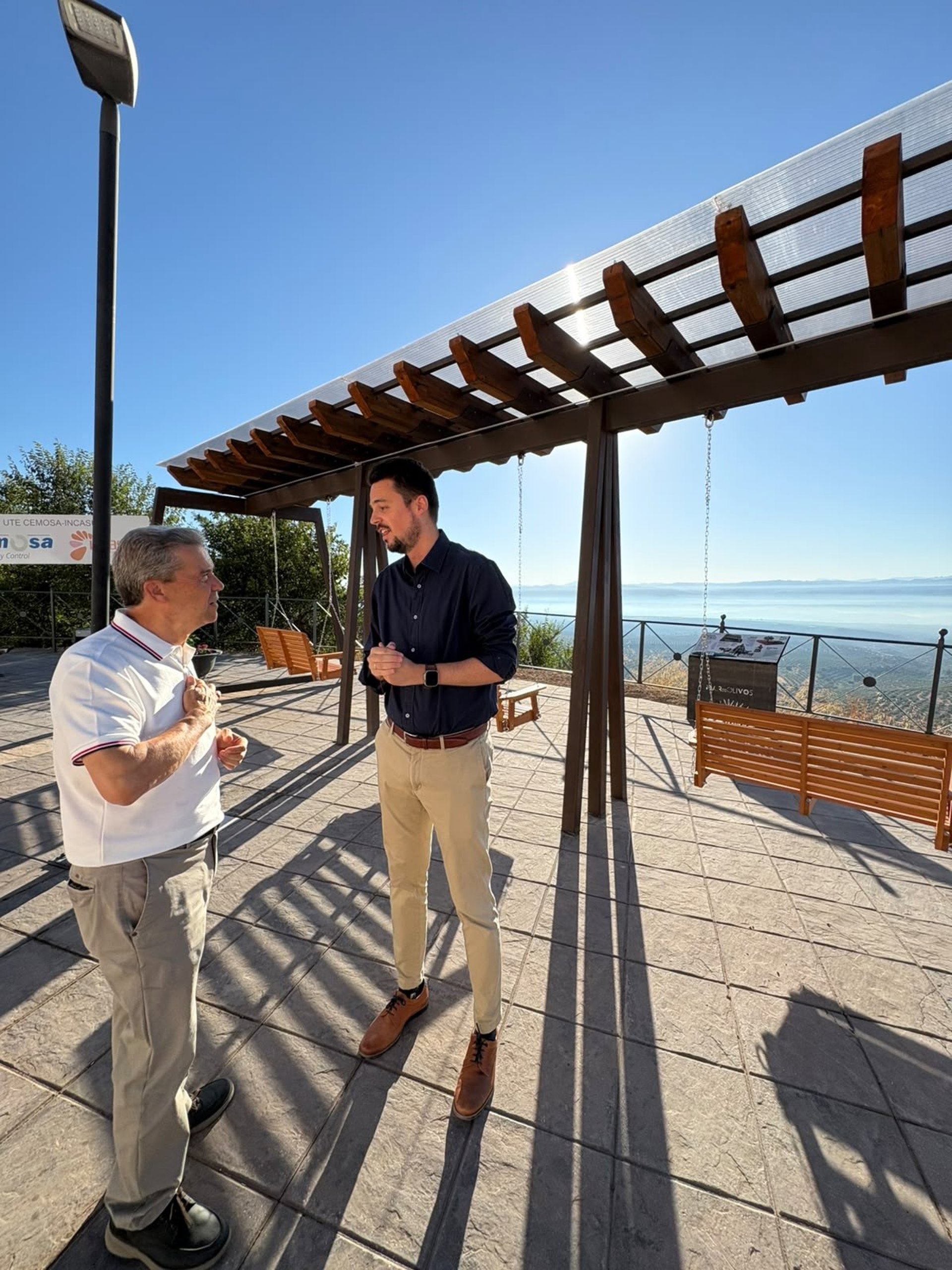 Chiclana de Segura inaugura un mirador-columpio para contemplar el mar de olivos en el Condado