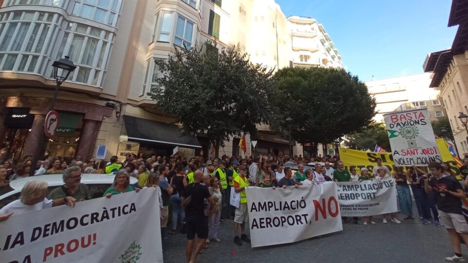 Miles de personas marchan en las calles de Palma e Ibiza contra las ampliaciones de los aeropuertos