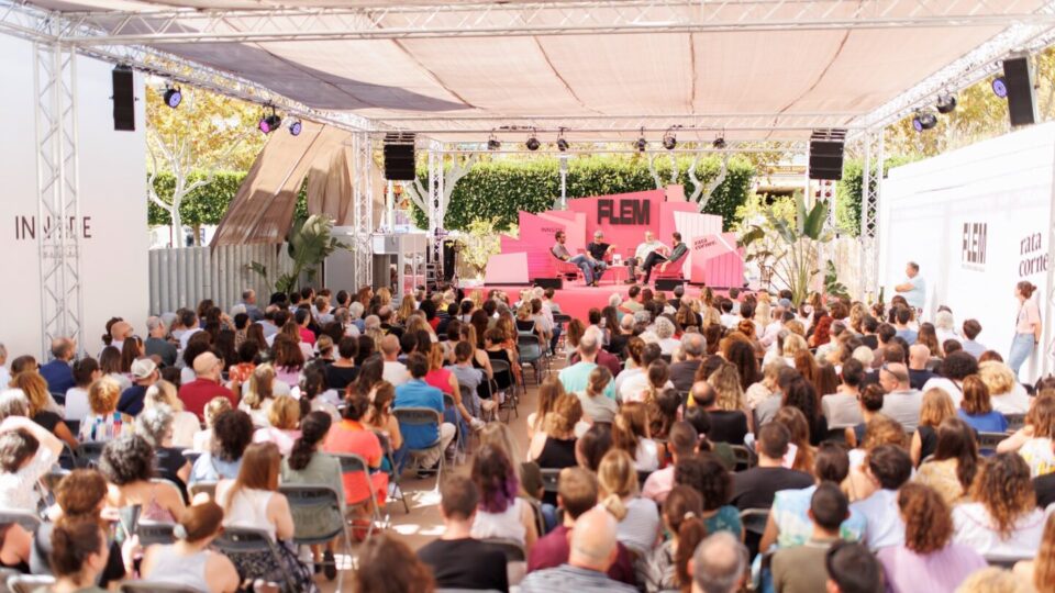 Carmen Mola durante en una charla con lectores en el FLEM 2024