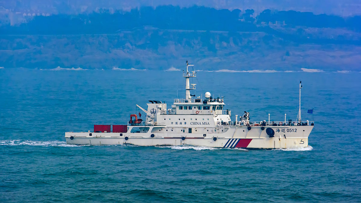 China envía a su Armada a vigilar la «incursión ilegal» en sus aguas de un buque de guerra de EE. UU.
