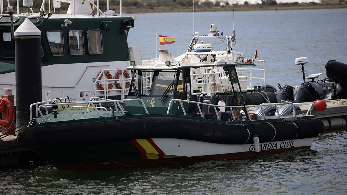 Varios agentes heridos tras embestir una narcolancha a una patrullera de la Guardia Civil en Cádiz