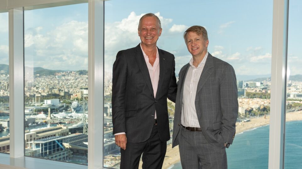 Mr. David Marriott y Peter Schickling, Director General de W Barcelona, en una de las renovadas suites de W Barcelona