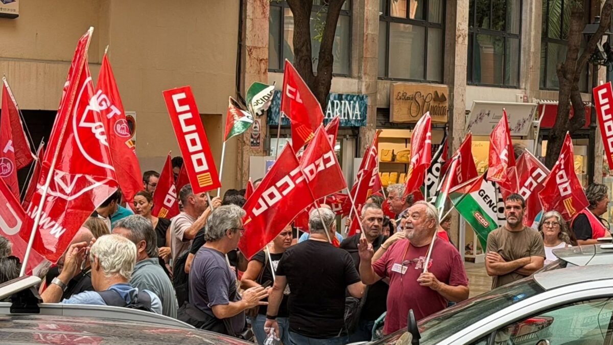 Cerca de 100 personas se concentran ante el Parlament para pedir la declaración de Baleares como zona tensionada