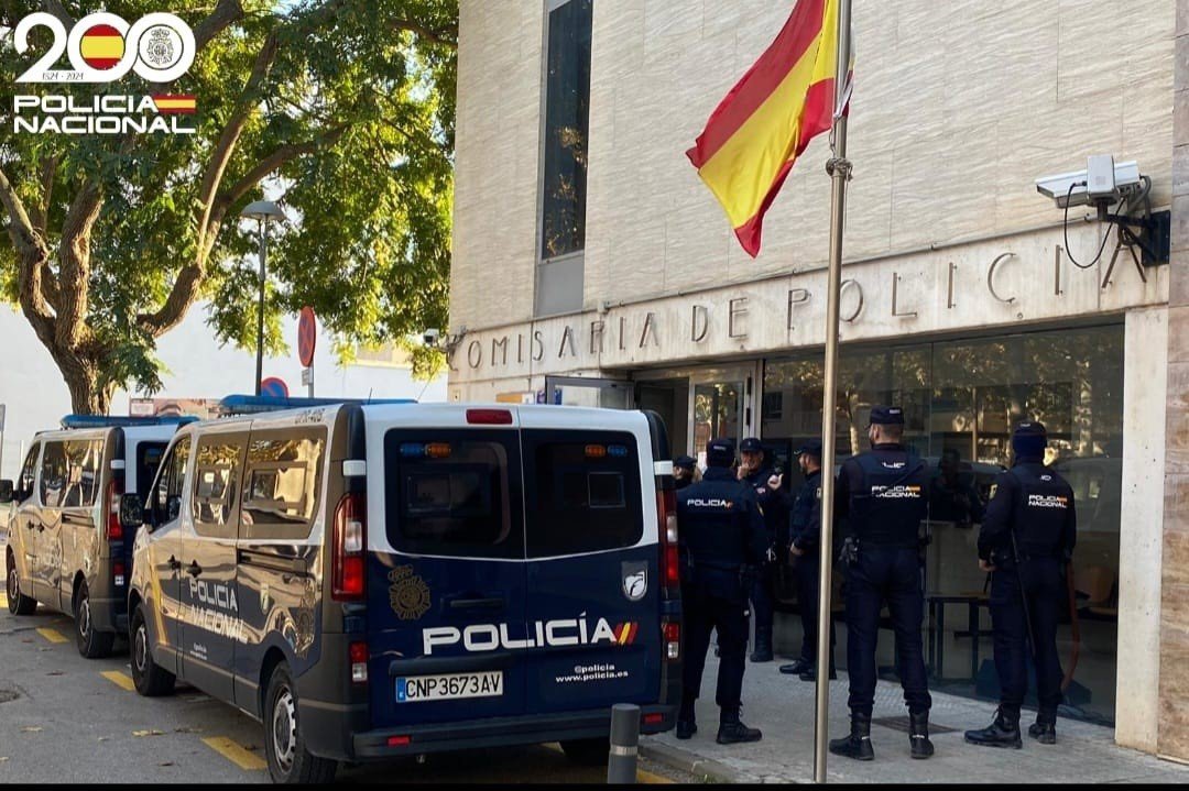 Man arrested after crawling under bus and damaging car in Manacor